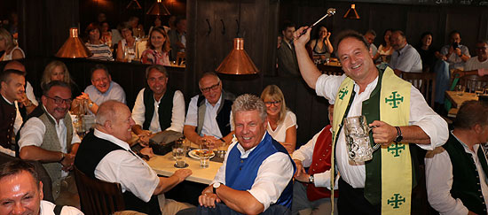 Offiziell eingeweiht wurde „Zum Stiftl - mein Wirtshaus“ im Tal am 23.08.2018 durch Pfarrer Rainer Maria Schießler von der Kirche St. Maximilian im Beisein u.a. von Oberbürgermeister Dieter Reiter (2. v. r) (©Foto: Martin Schmitz)
